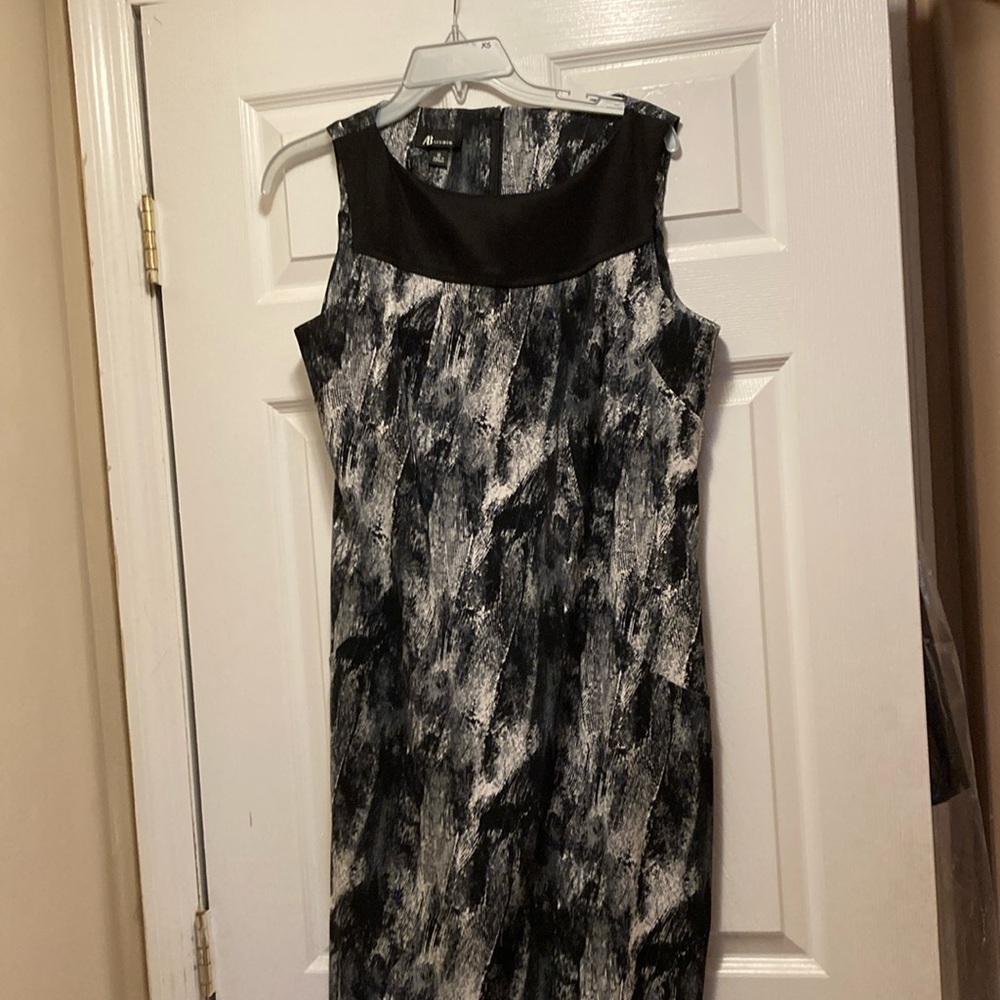 Black and White Sleeveless Sheath Midi Dress